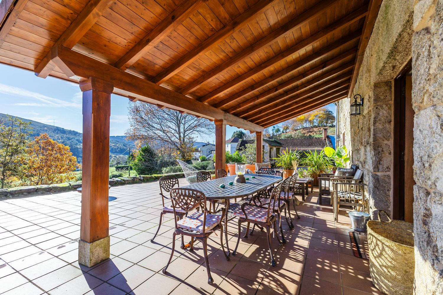 Un fabuloso porche en la parte delantera de la casa